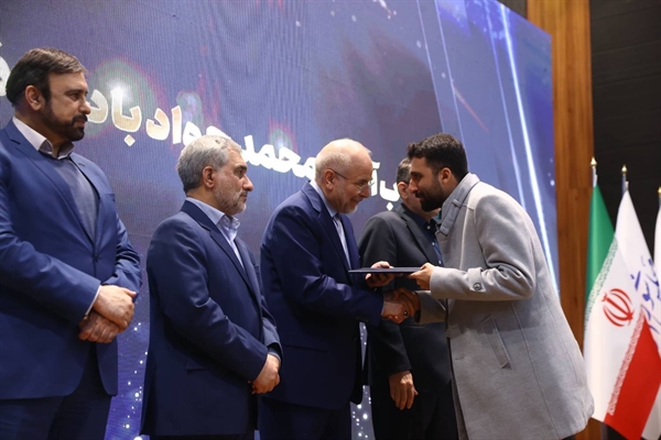افکارسنجی ملت، جایزه گزارش برتر سال 1404 مرکز پژوهش‌های مجلس را دریافت کرد